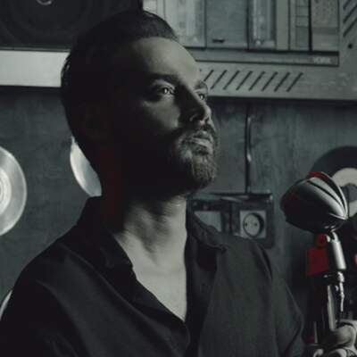 دانلود آهنگ  برگرد و بگو که دور نمیشی با صدای سامان جلیلی هوش مصنوعی