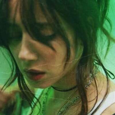 دانلود آهنگ  kleptomaniac با صدای میا پلیز