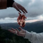 دانلود آهنگ به همه میخندی با همه دست میدی
